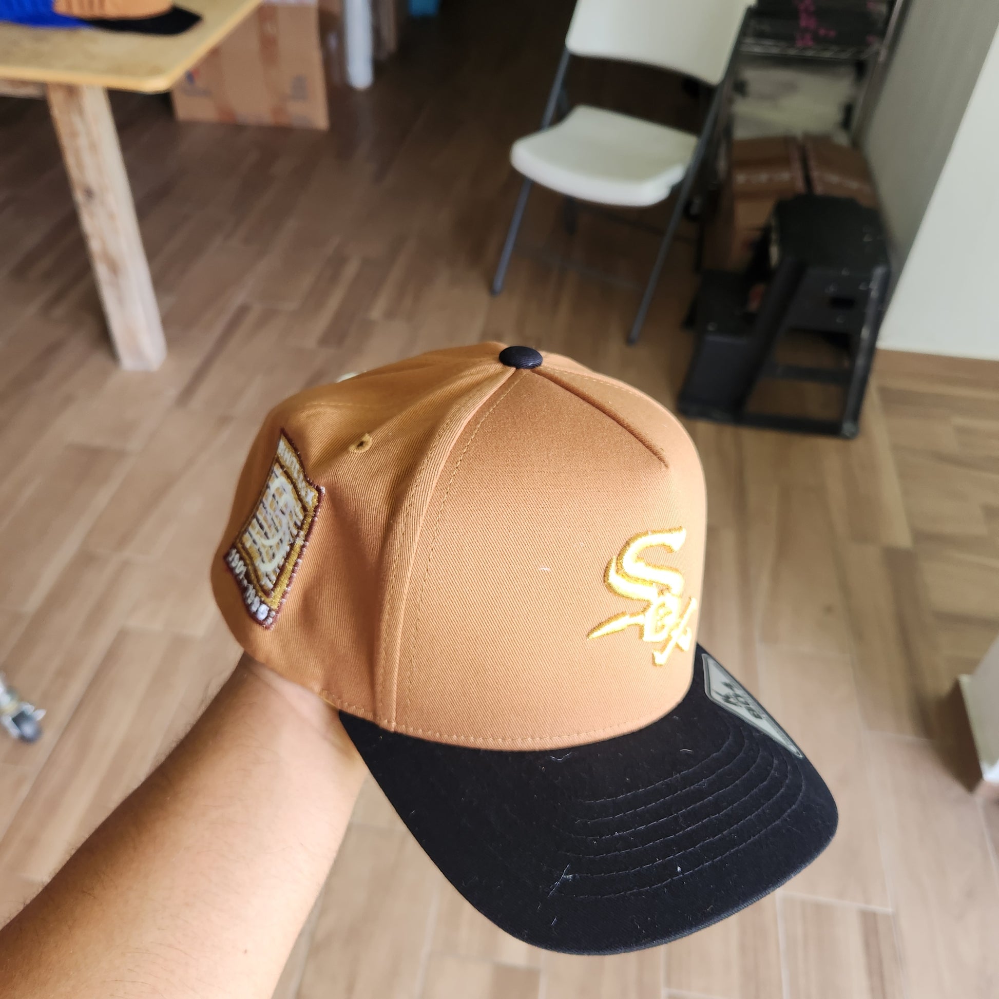 CHICAGO WHITE SOX GOLD AND BROWN CAP BLACK VICERA KAMEL