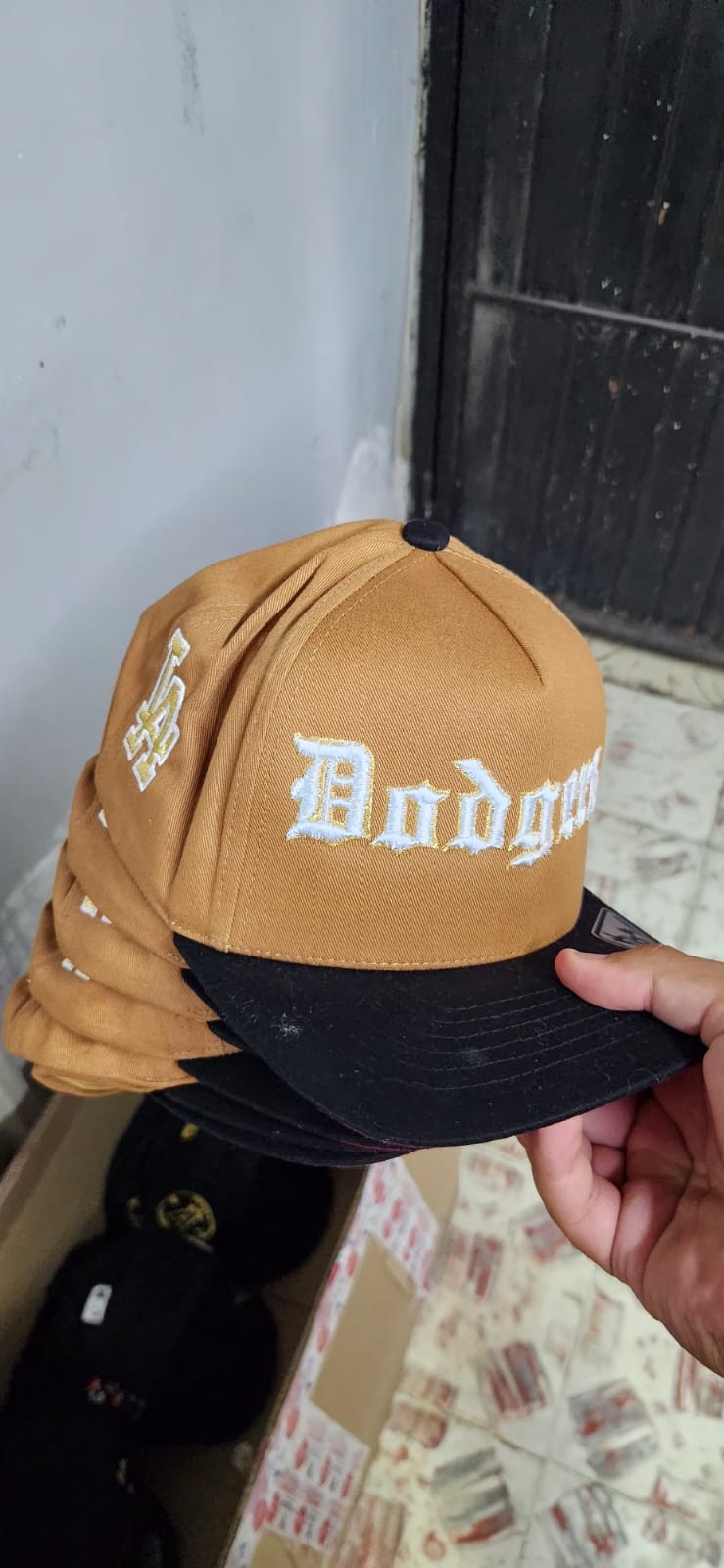 DODGERS LETTERS WHITE GOLD OCRE KAMEL