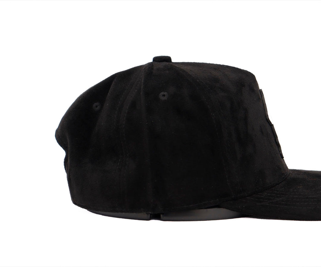 AJEDREZ CABALLO TOTAL GAMUZA PLACA GRABADA WAYCAP