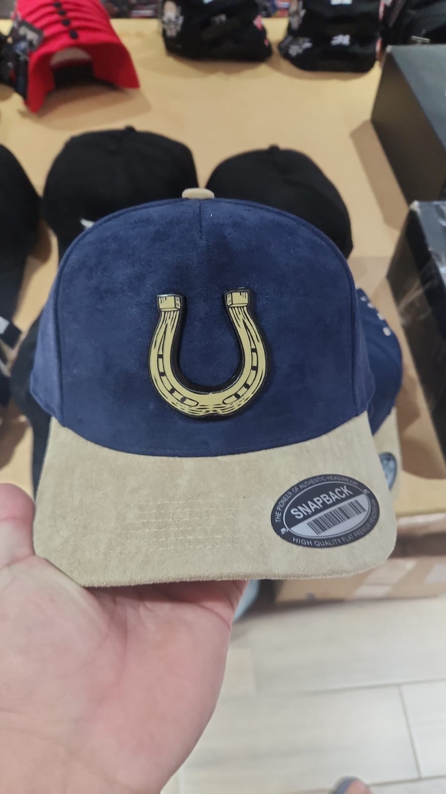 LA HERRADURA DORADA NAVY AND BEIGE VICERA PLACA TOTAL GAMUZA WAYCAP