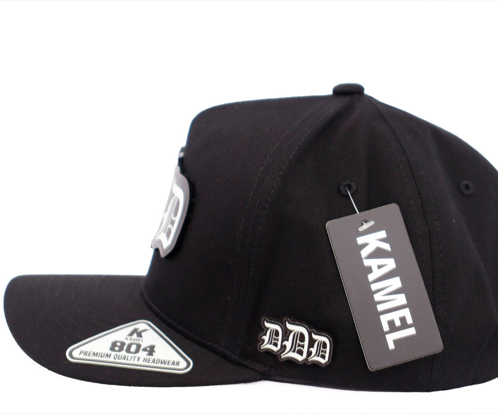 TRIPLE D DANDY LOGO BLACK PLACA KAMEL