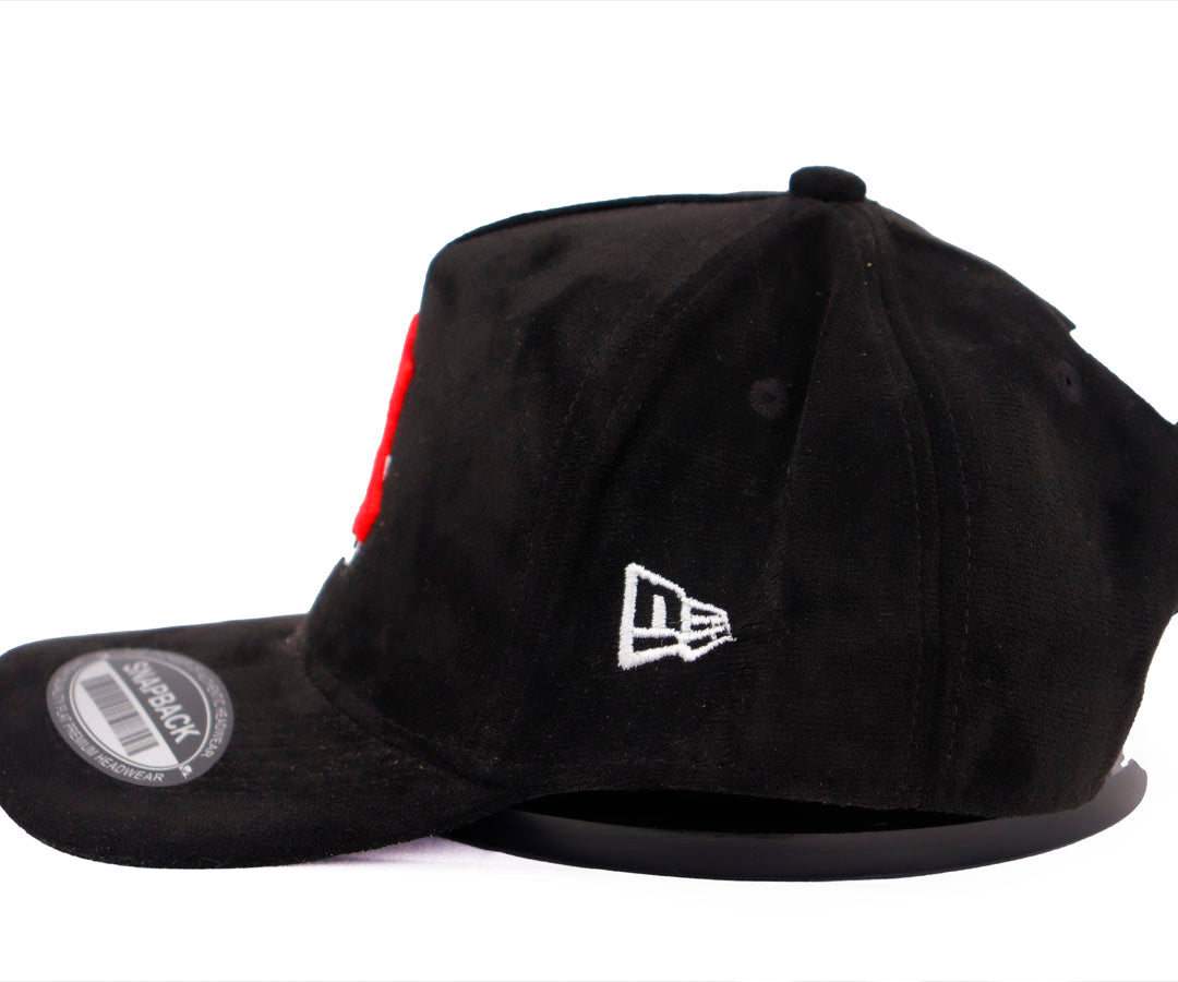 NY LA OVER ONE RED AND WHITE TOTAL GAMUZA BLACK WAYCAP