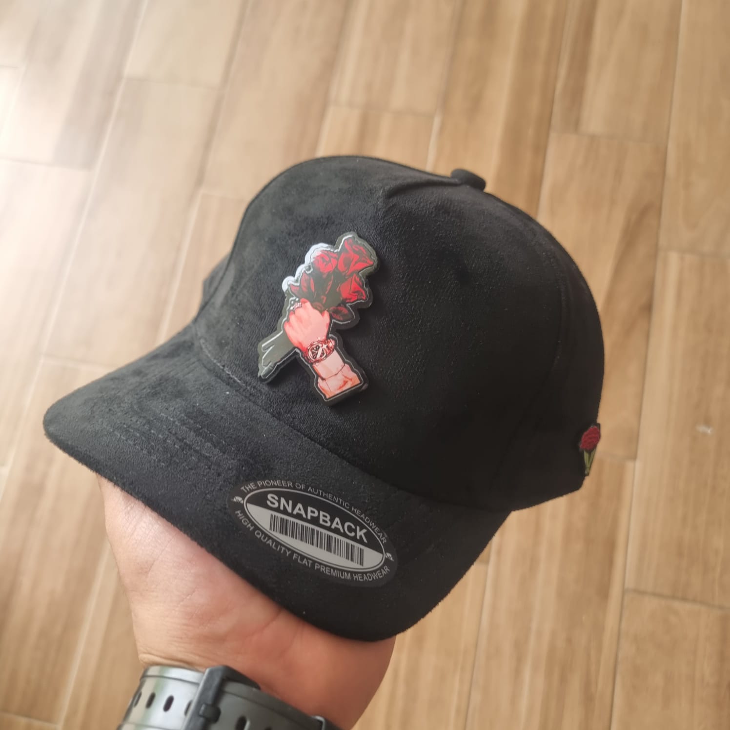 MANO CON ROSA ROSONES BLACK TOTAL GAMUZA CAP WAYCAP
