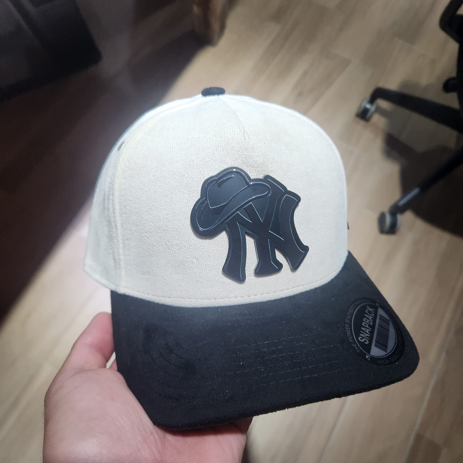 NY YANKEES RANCHERO BEIGE AND BLACK PLACA TOTAL GAMUZA WAYCAP