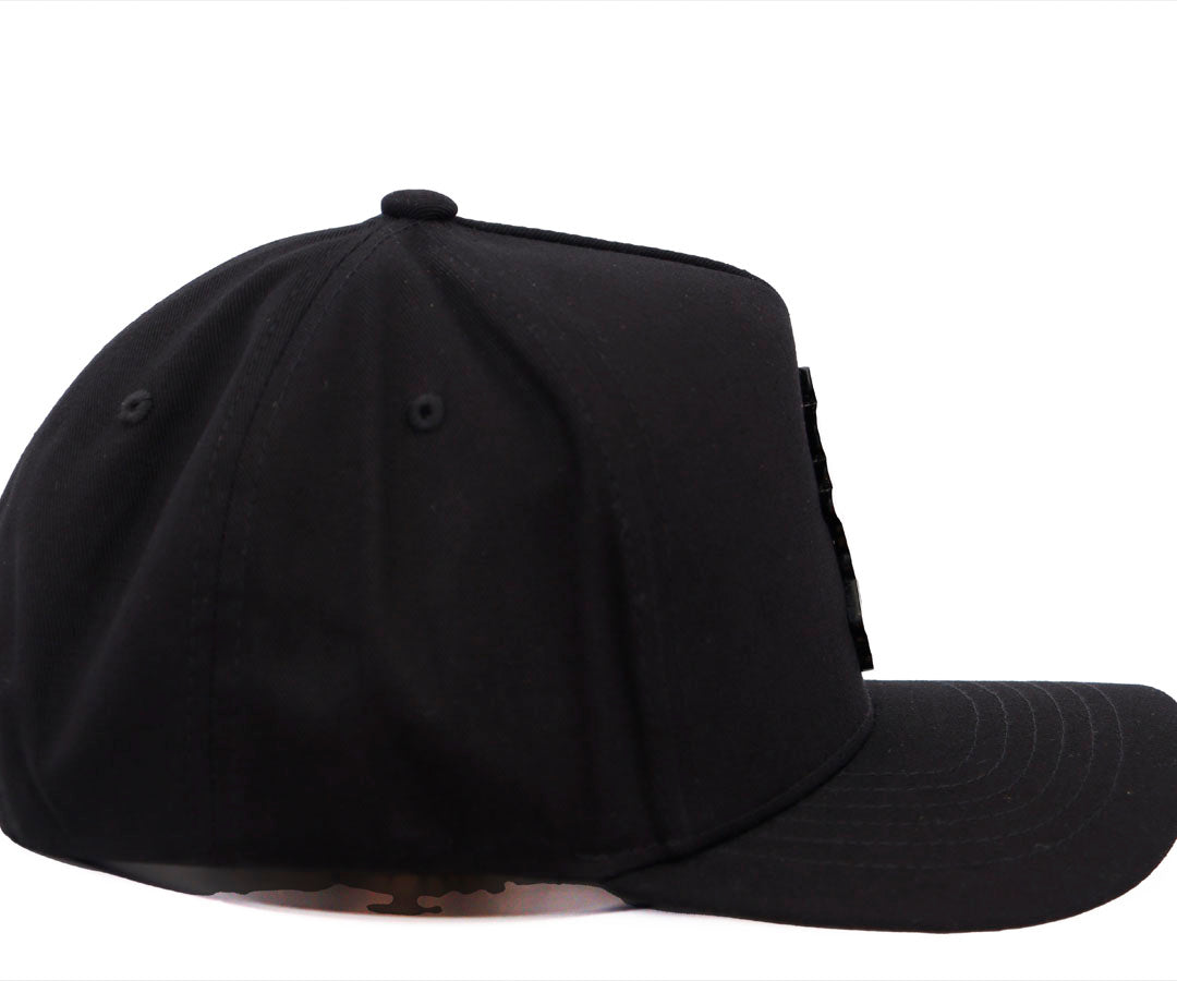 MANO CON ROSA ROSONES BLACK CAP KAMEL