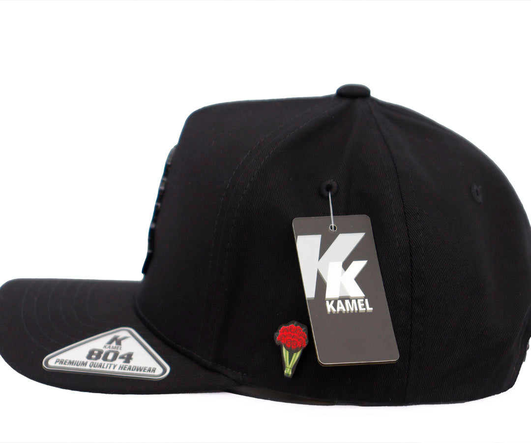 MANO CON ROSA ROSONES BLACK CAP KAMEL