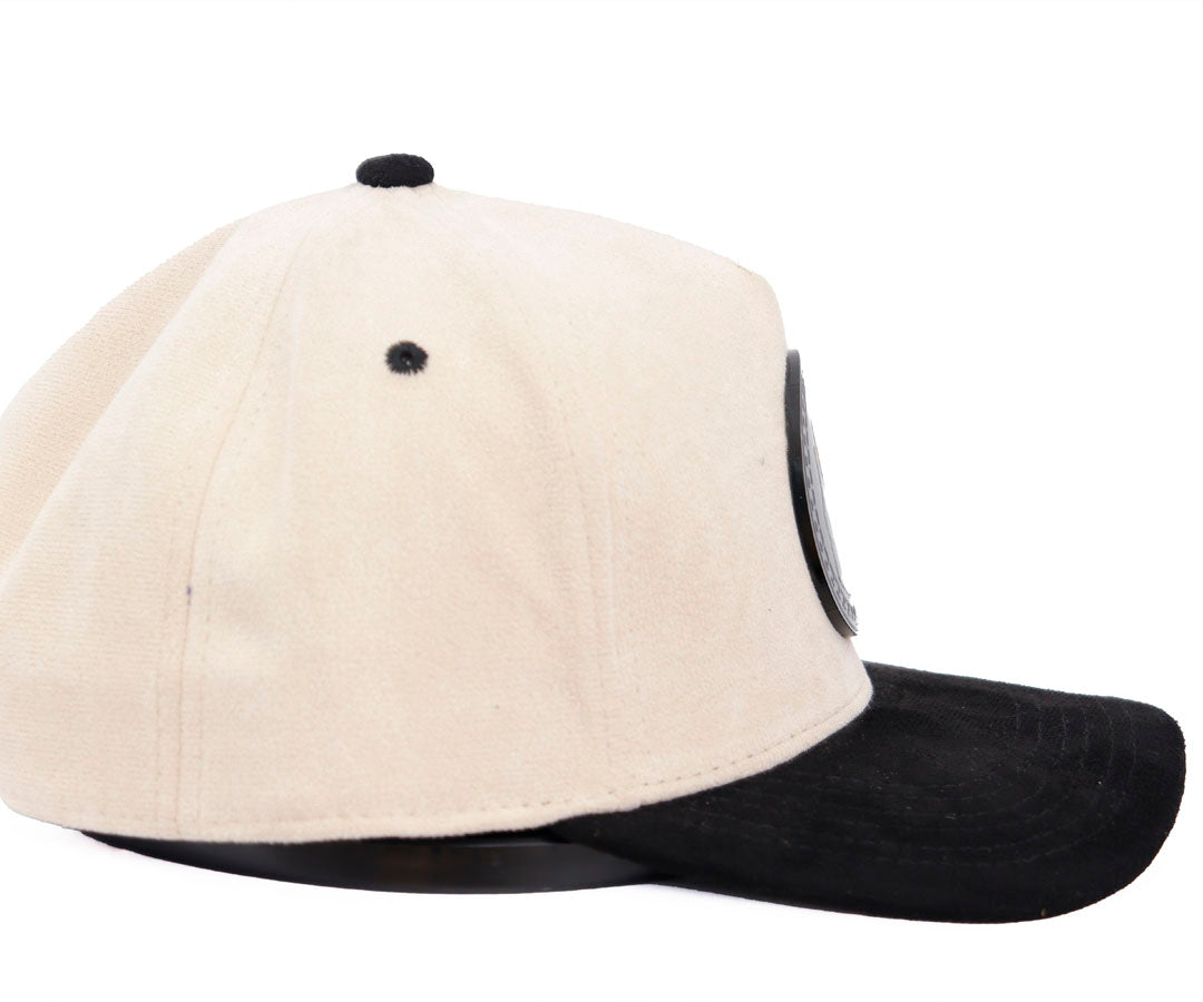 MEDALLA SAN JUDAS COLOR BEIE AND BLACK VICERA TOTAL GAMUZA WAYCAP