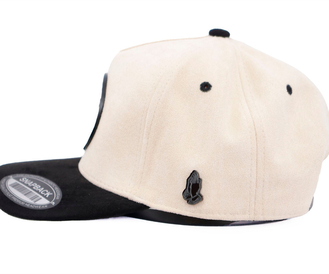 MEDALLA SAN JUDAS COLOR BEIE AND BLACK VICERA TOTAL GAMUZA WAYCAP