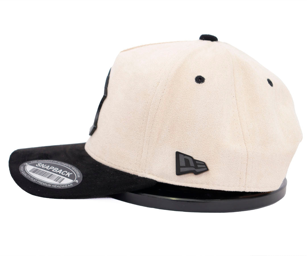 NY YANKEES RANCHERO BEIGE AND BLACK PLACA TOTAL GAMUZA WAYCAP