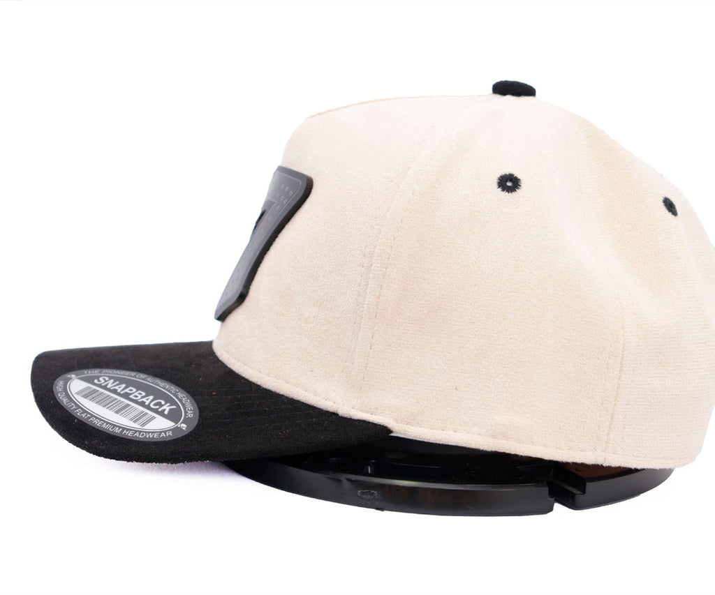 77 BARBAS WHITE CAP AND BLACK TOTAL GAMUZA PLACA WAYCAP