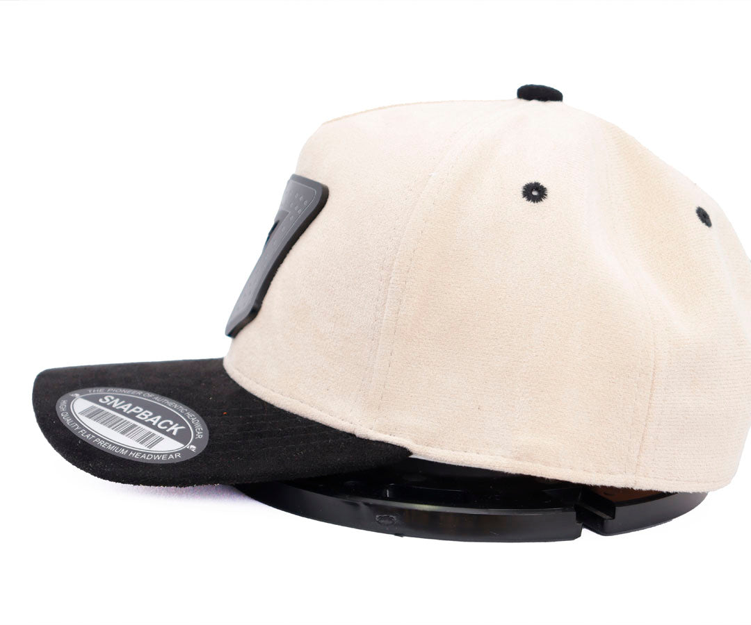 77 BARBAS WHITE CAP AND BLACK TOTAL GAMUZA PLACA WAYCAP
