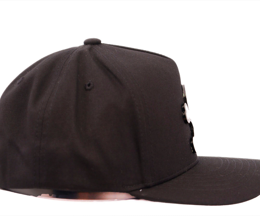 CALAVERA WHITE PLACA BLACK CAP KAMEL