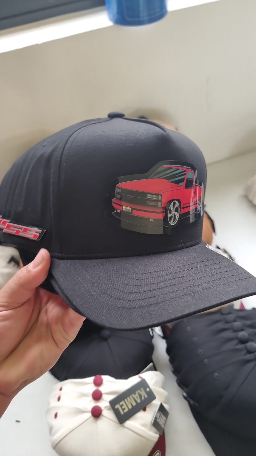 EL CAMIONETON 55 ROJO GORRA NEGRA PLACA KAMEL