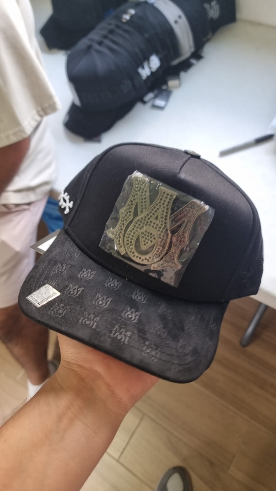 AM LOGO CLASICO PLATEADO BIG BOSS