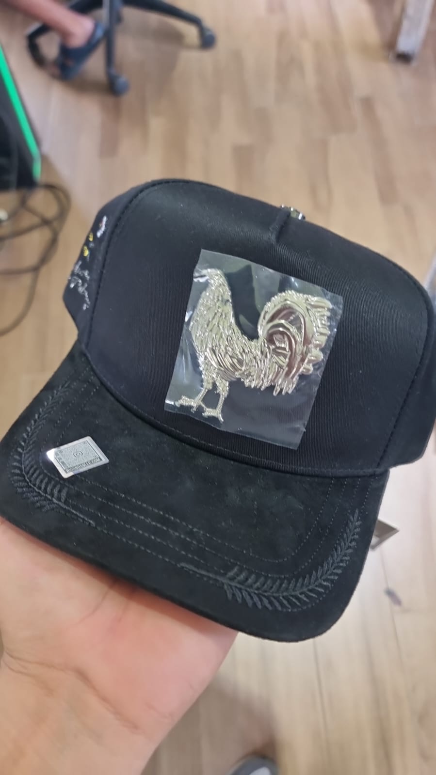 EL GALLO PLATEADO IZQ GORRA NEGRA VICERA CON RAMAS BIG BOSS