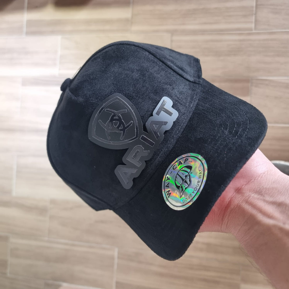 ARIAT BLACK PLACA GAMUZA WAYCAP
