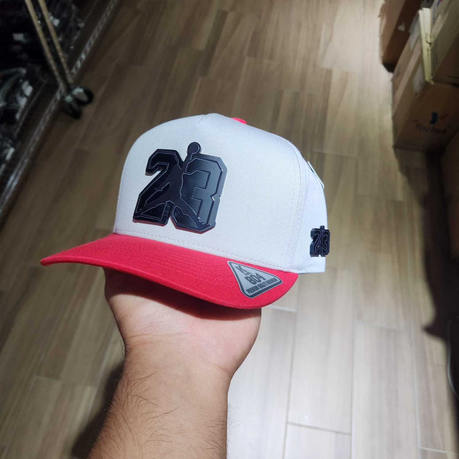 JORDAN 23 GRIS Y VICERA ROJA PLACA KAMEL