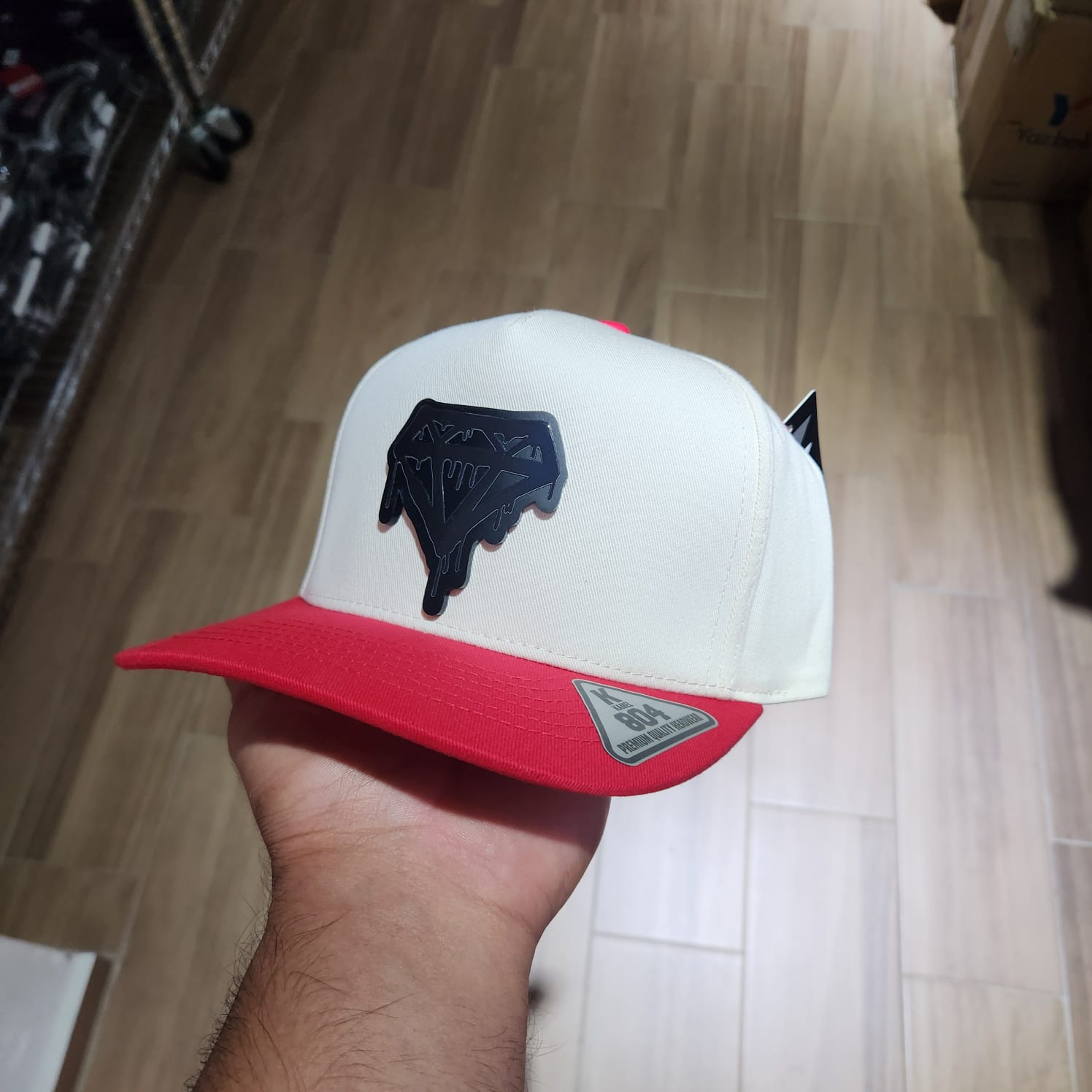 ENDIAMANTADO BEIGE Y VICERA ROJA PLACA KAMEL