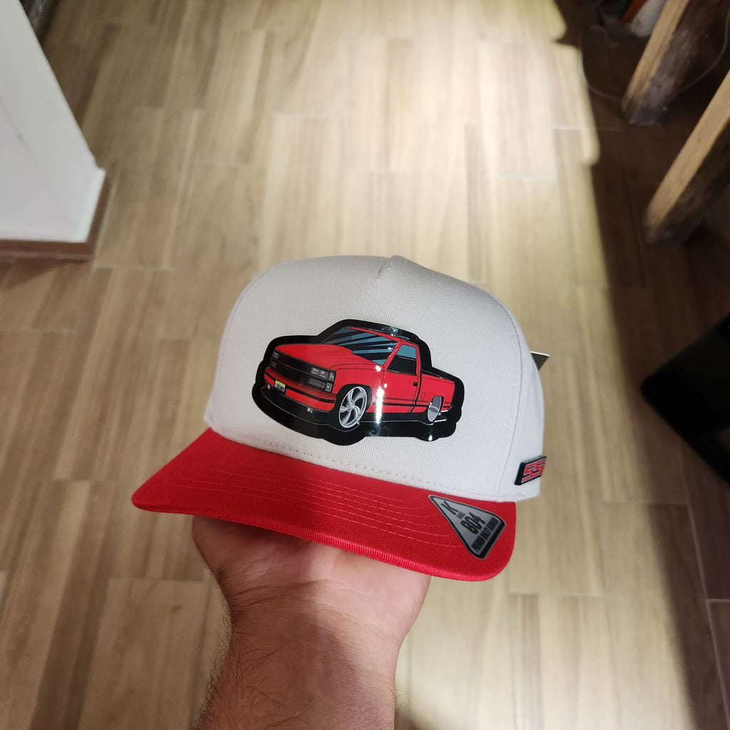 EL CAMIONETON 55 ROJO GORRA GRIS Y VICERA ROJA PLACA KAMEL