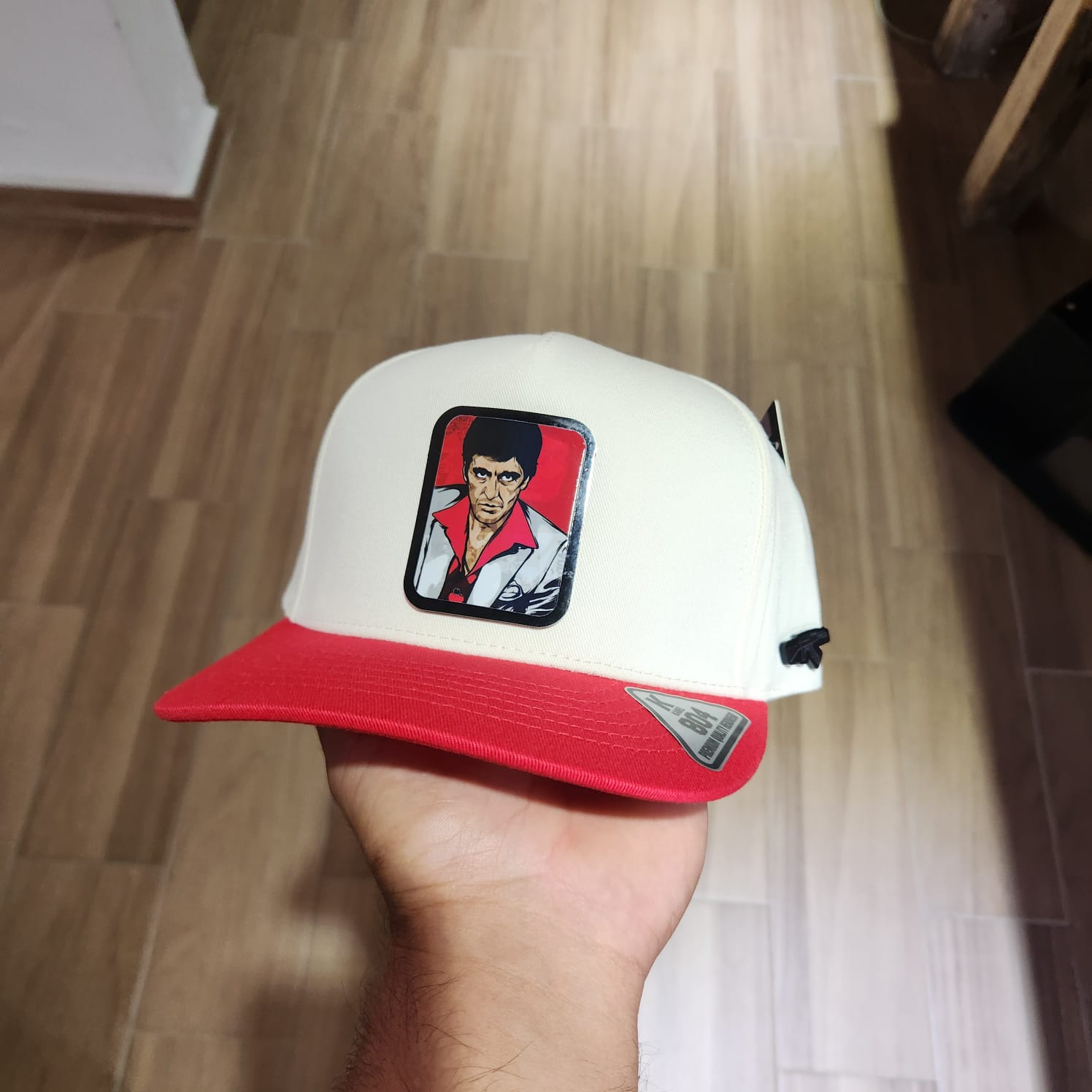 TONNY EL REY COLOR BEIGE Y VICERA ROJA PLACA KAMEL