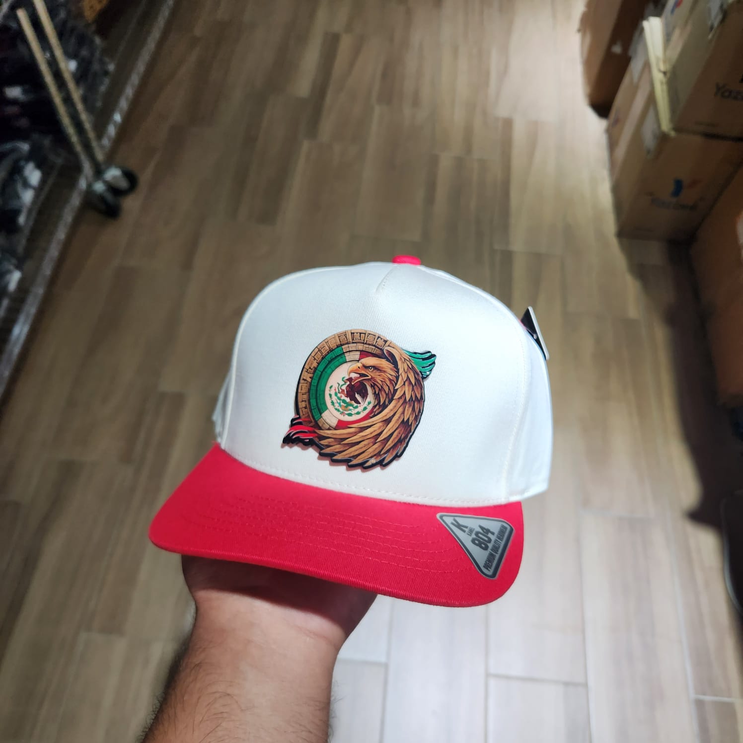 AGUILA MEXICANA CIRCULO MAYA GORRA BEIGE Y VICERA ROJA PLACA KAMEL