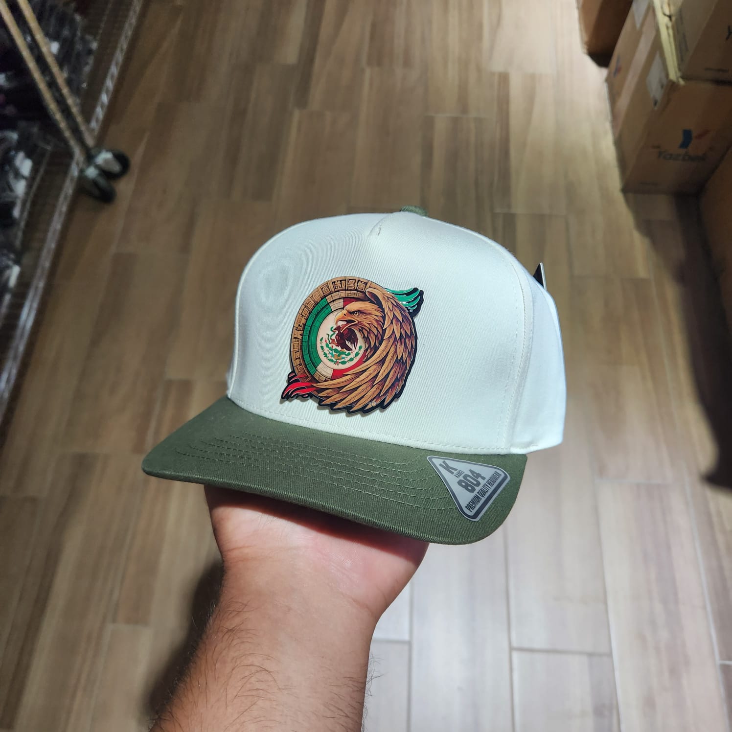 AGUILA MEXICANA CIRCULO MAYA GORRA BEIGE Y VICERA OLIVO PLACA KAMEL