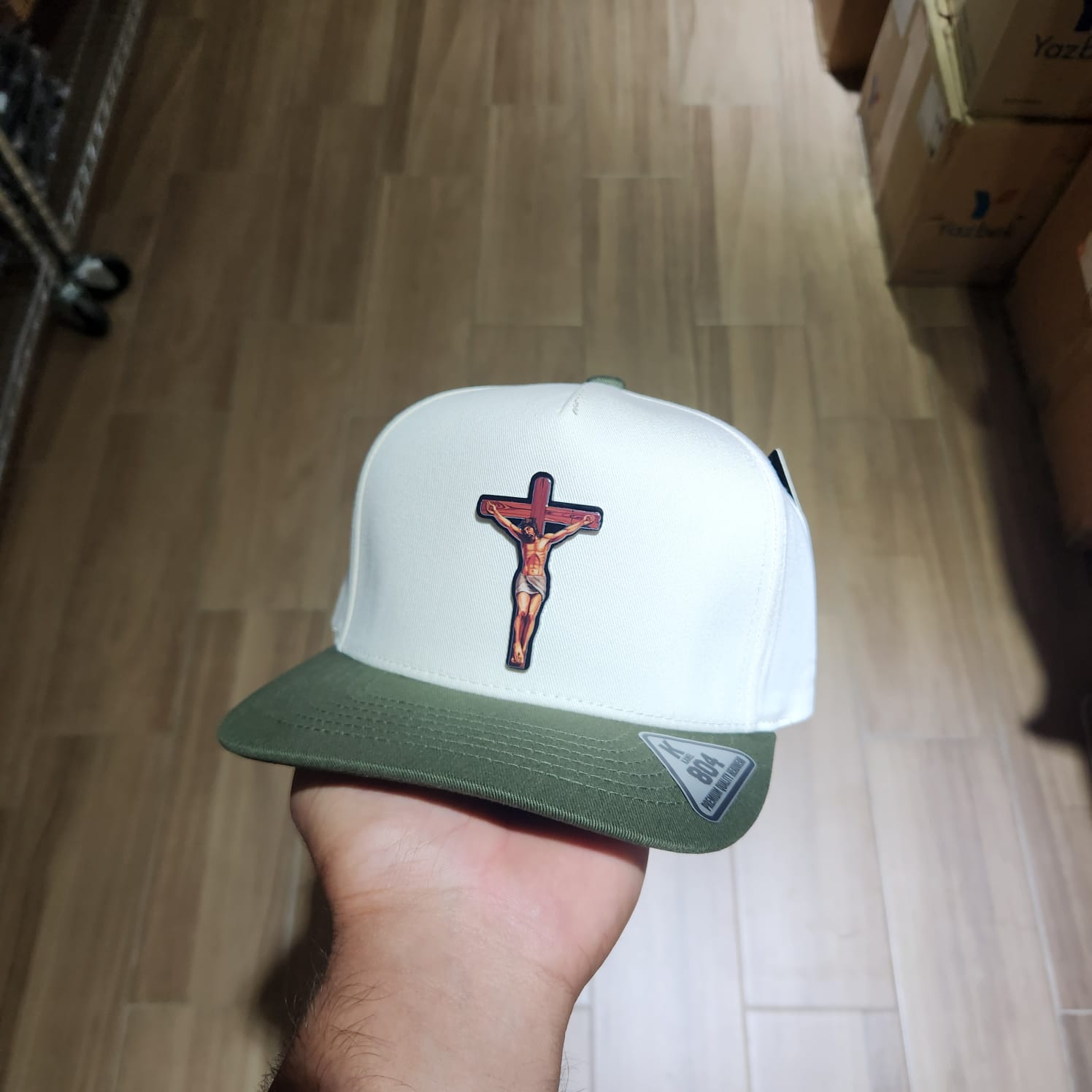 CRISTO CRUZ GORRA BEIGE Y VICERA OLIVO PLACA KAMEL