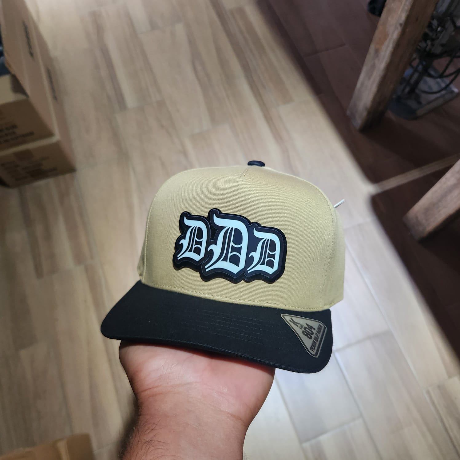 TRIPLE D DANDY LOGO CAKI Y VICERA NEGRA PLACA KAMEL