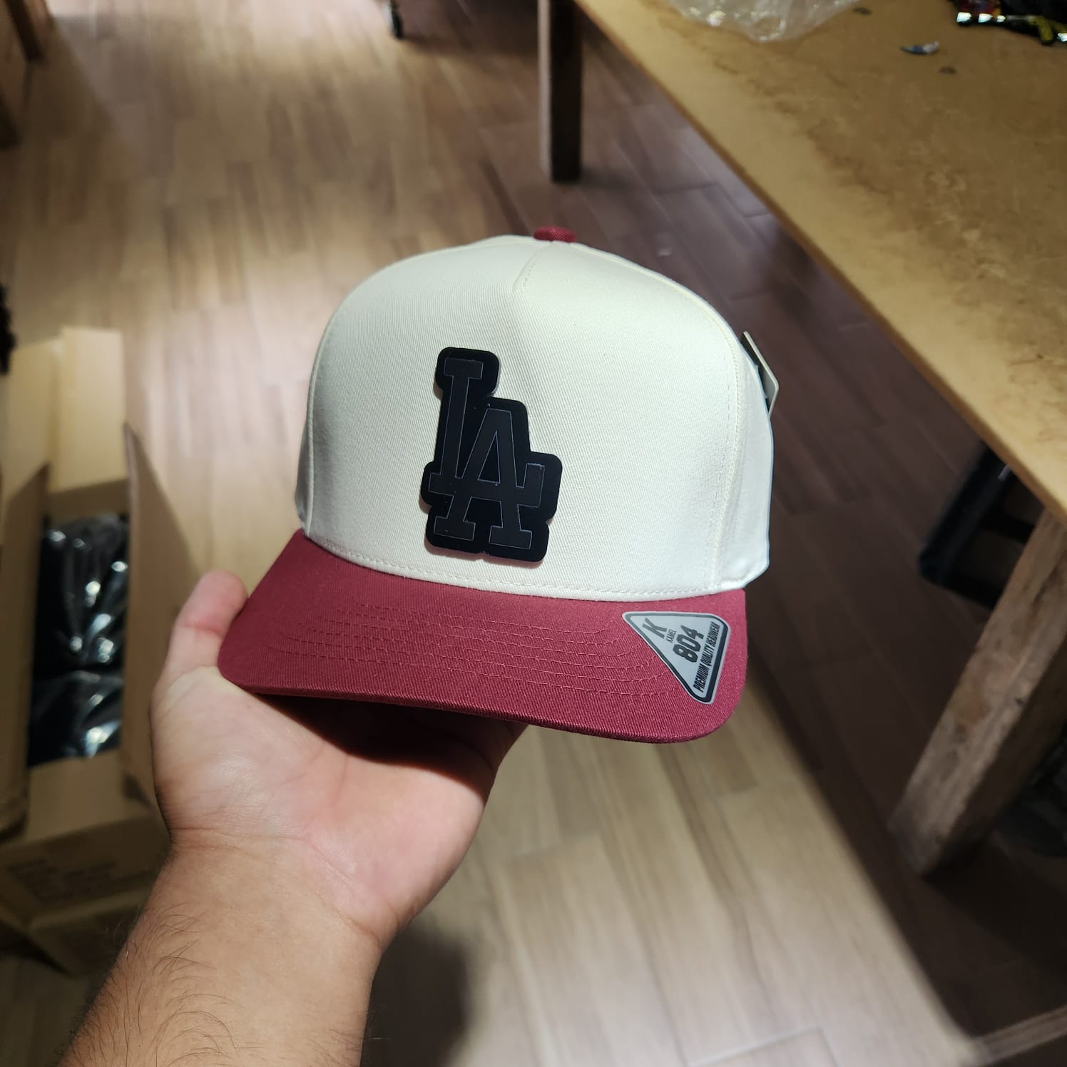 LA DODGERS GORRA BEIGE Y VICERA VINO MATE PLACA KAMEL