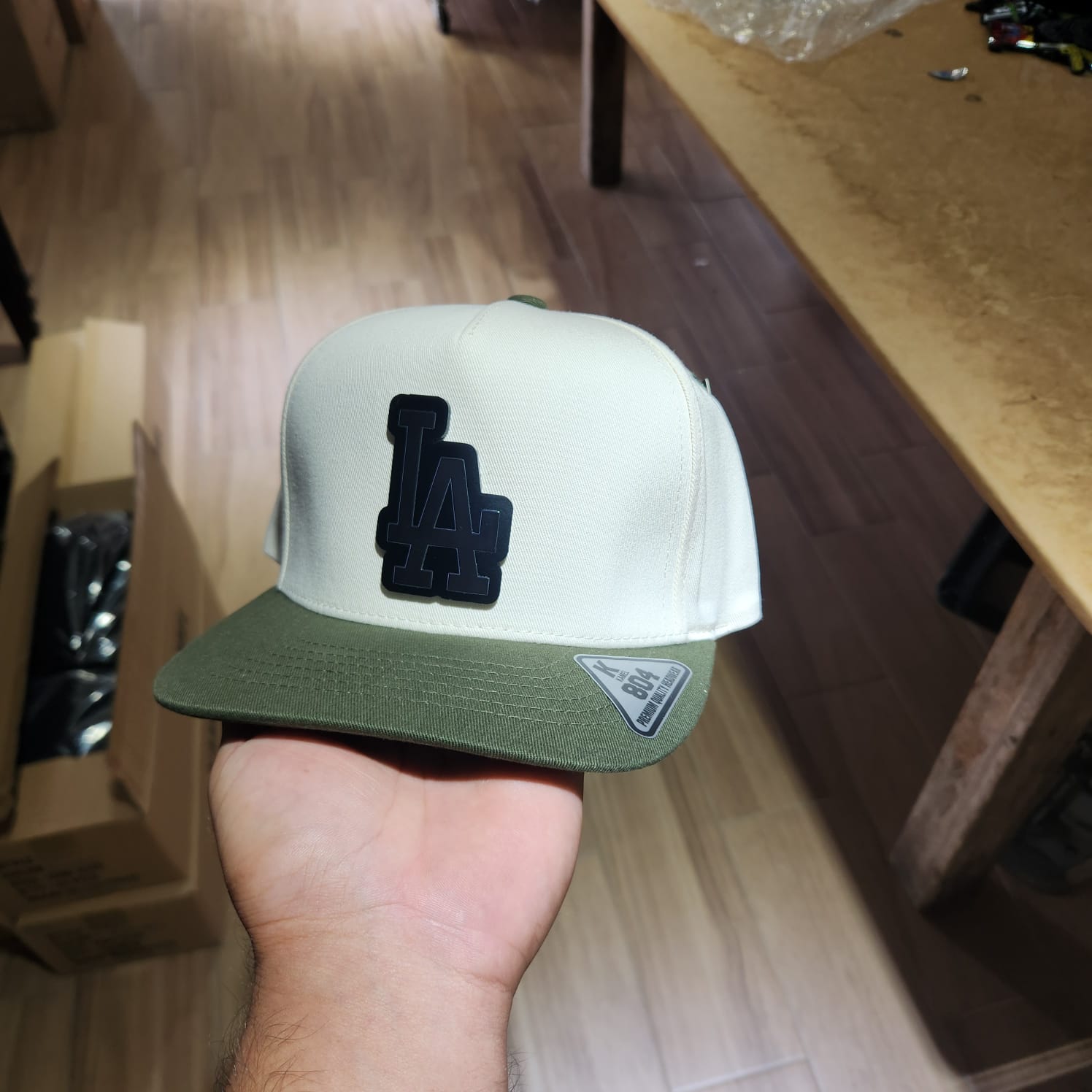 LA DODGERS GORRA BEIGE Y VICERA OLIVO MATE PLACA KAMEL
