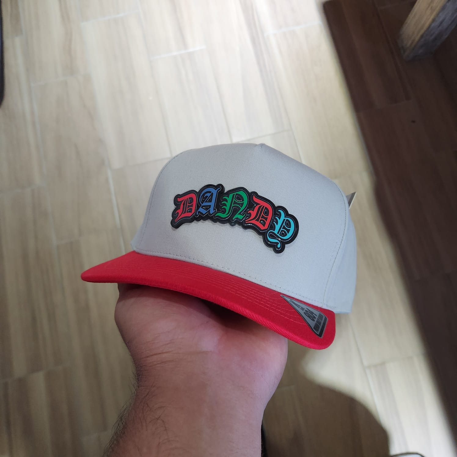 DANDY CAP 10 YEARS GORRA GRIS VICERA ROJA PLACA KAMEL