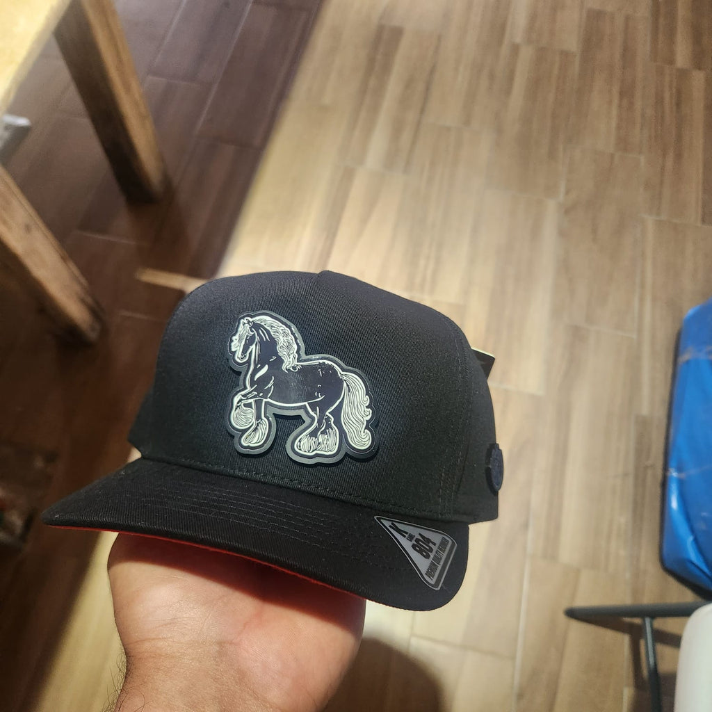 CABALLO ESPANOL ALBINO GORRA NEGRA PLACA KAMEL