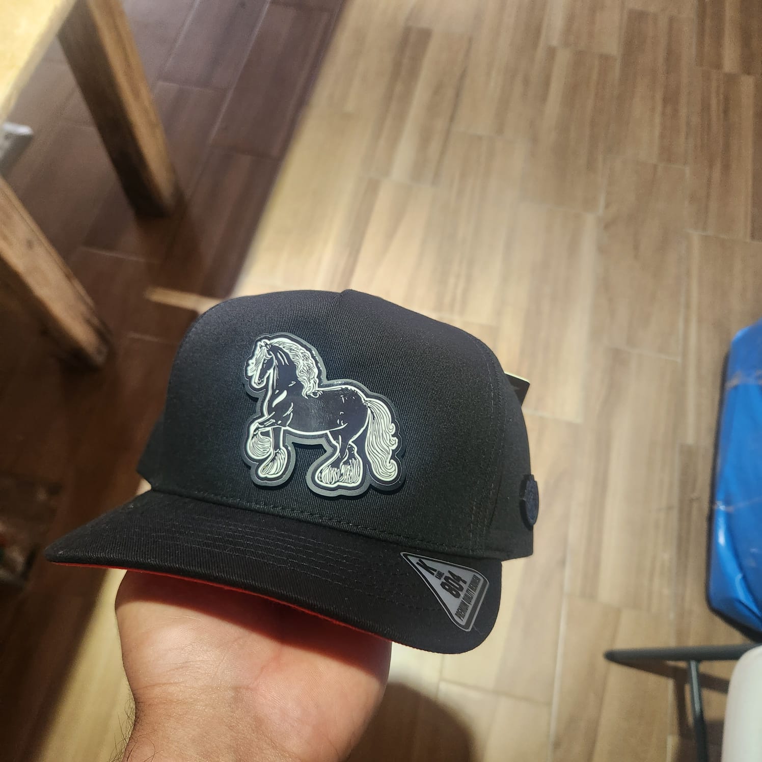 CABALLO ESPANOL ALBINO GORRA NEGRA PLACA KAMEL