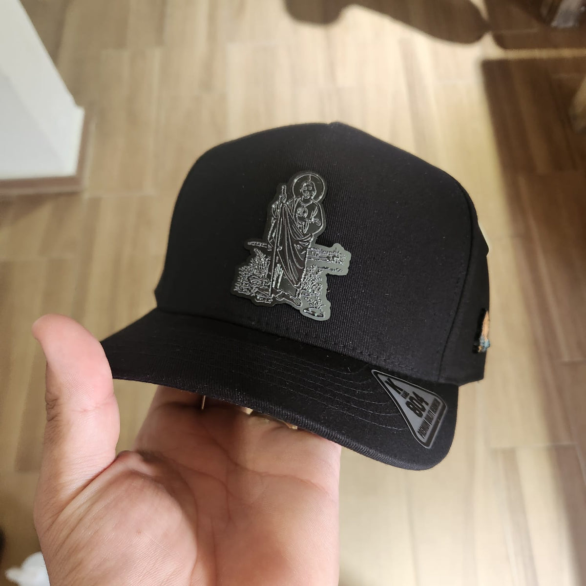 SAN JUDAS PARADO Y PLANTAS GORRA NEGRA MATE PLACA KAMEL
