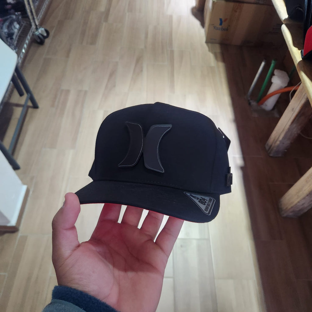 HURLEY LOGO MATE GORRA NEGRA PLACA KAMEL