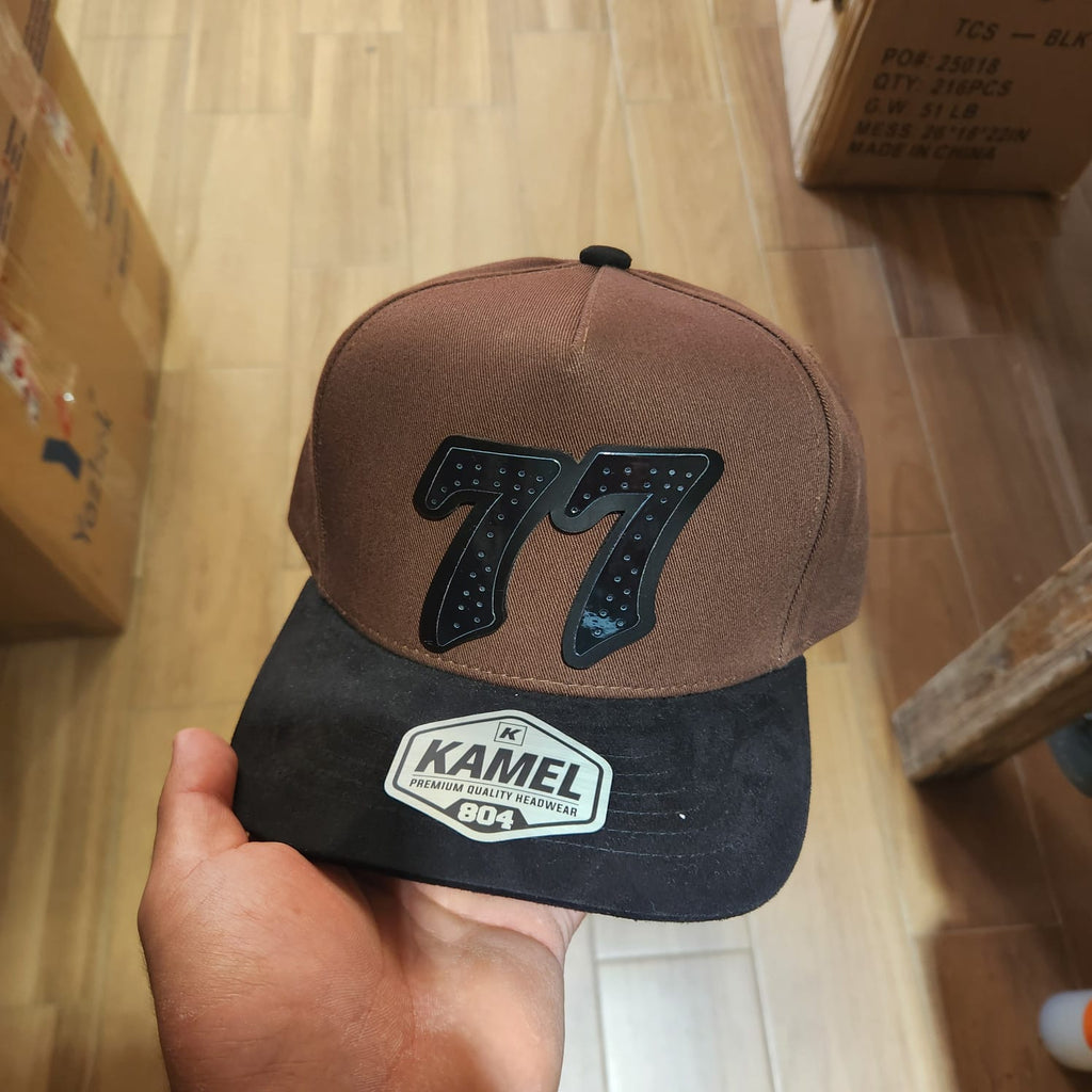77 BARBAS GORRA CAFE VICERA NEGRA GAMUZA PLACA KAMEL