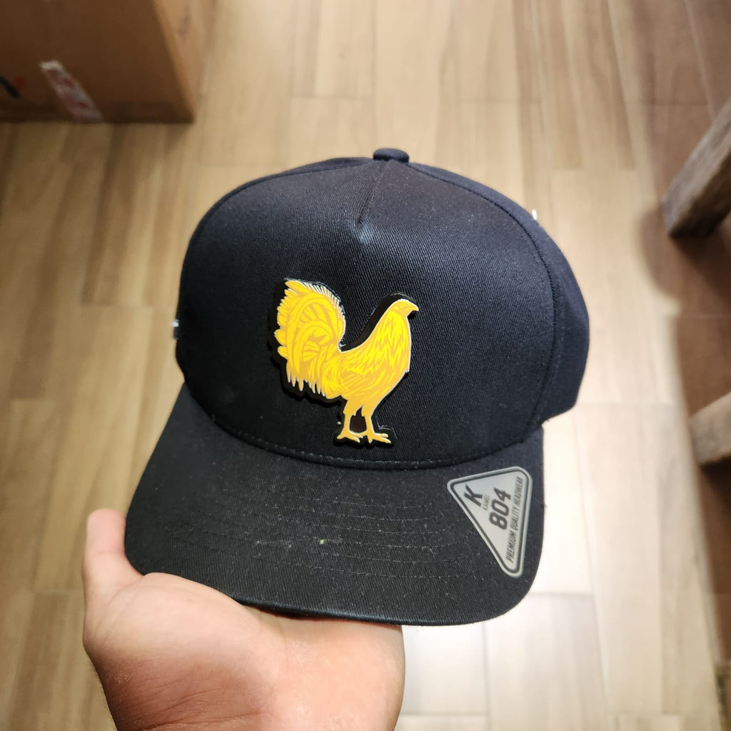EL GALLON DORADO GORRA NEGRA PLACA KAMEL