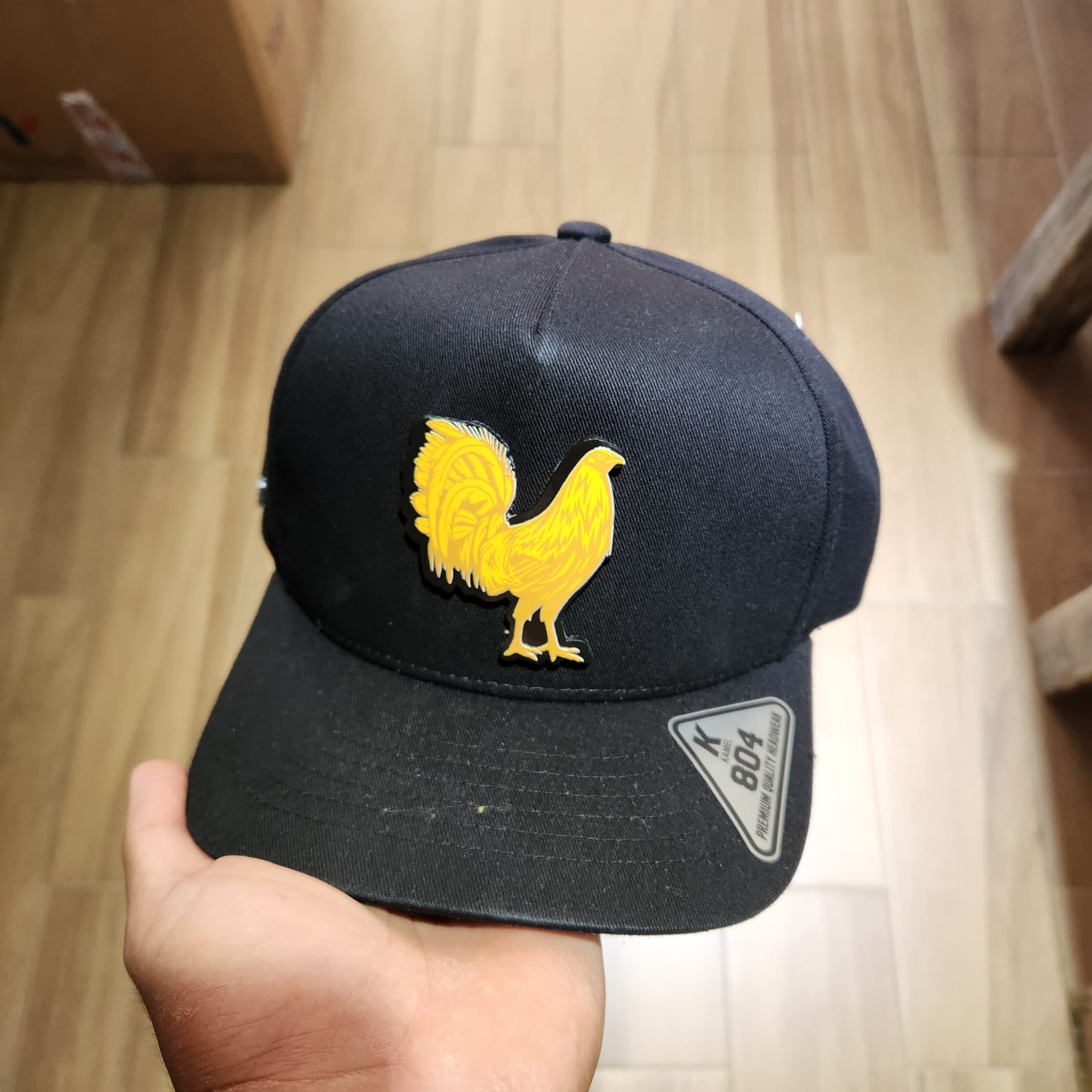 EL GALLON DORADO GORRA NEGRA PLACA KAMEL