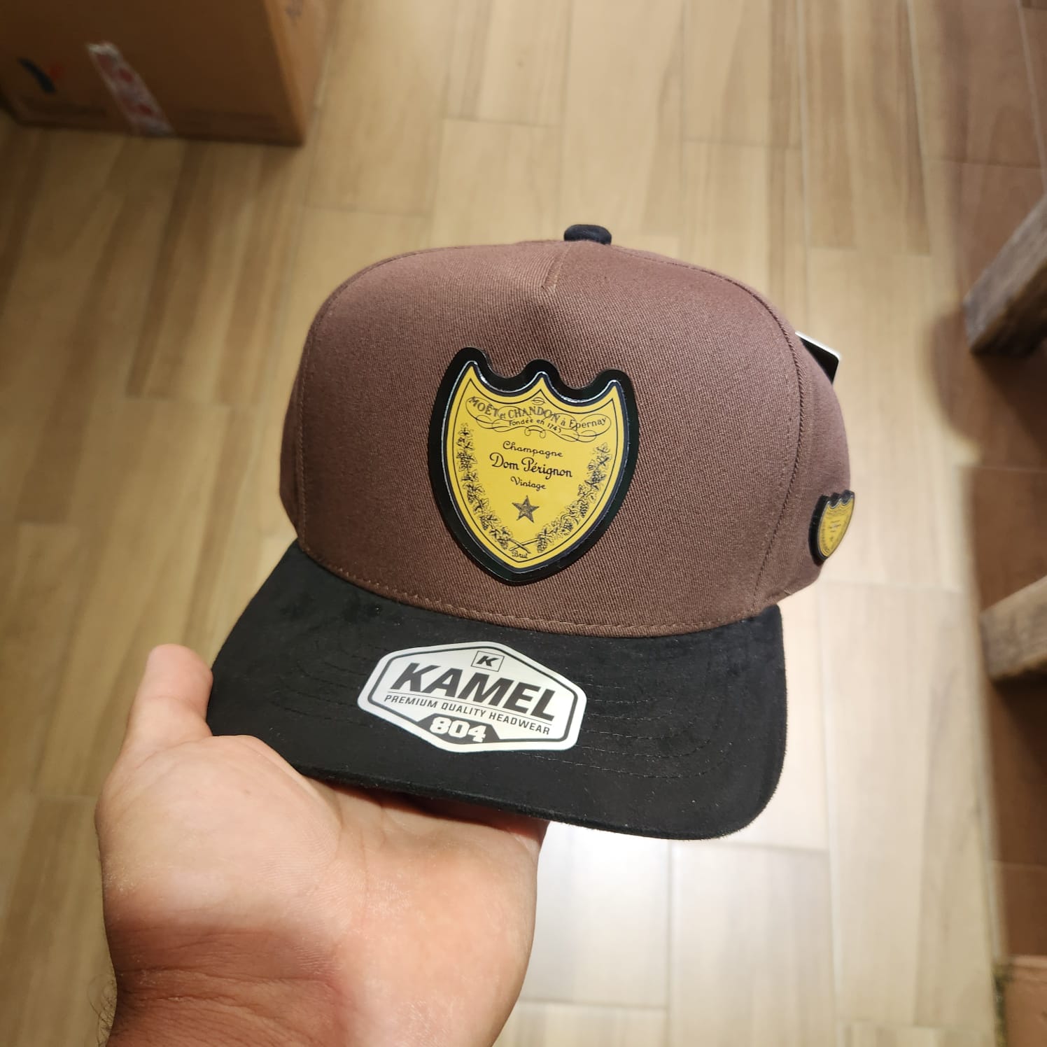 DON PERIGNON LOGO GORRA CAFE VICERA NEGRA PLACA KAMEL