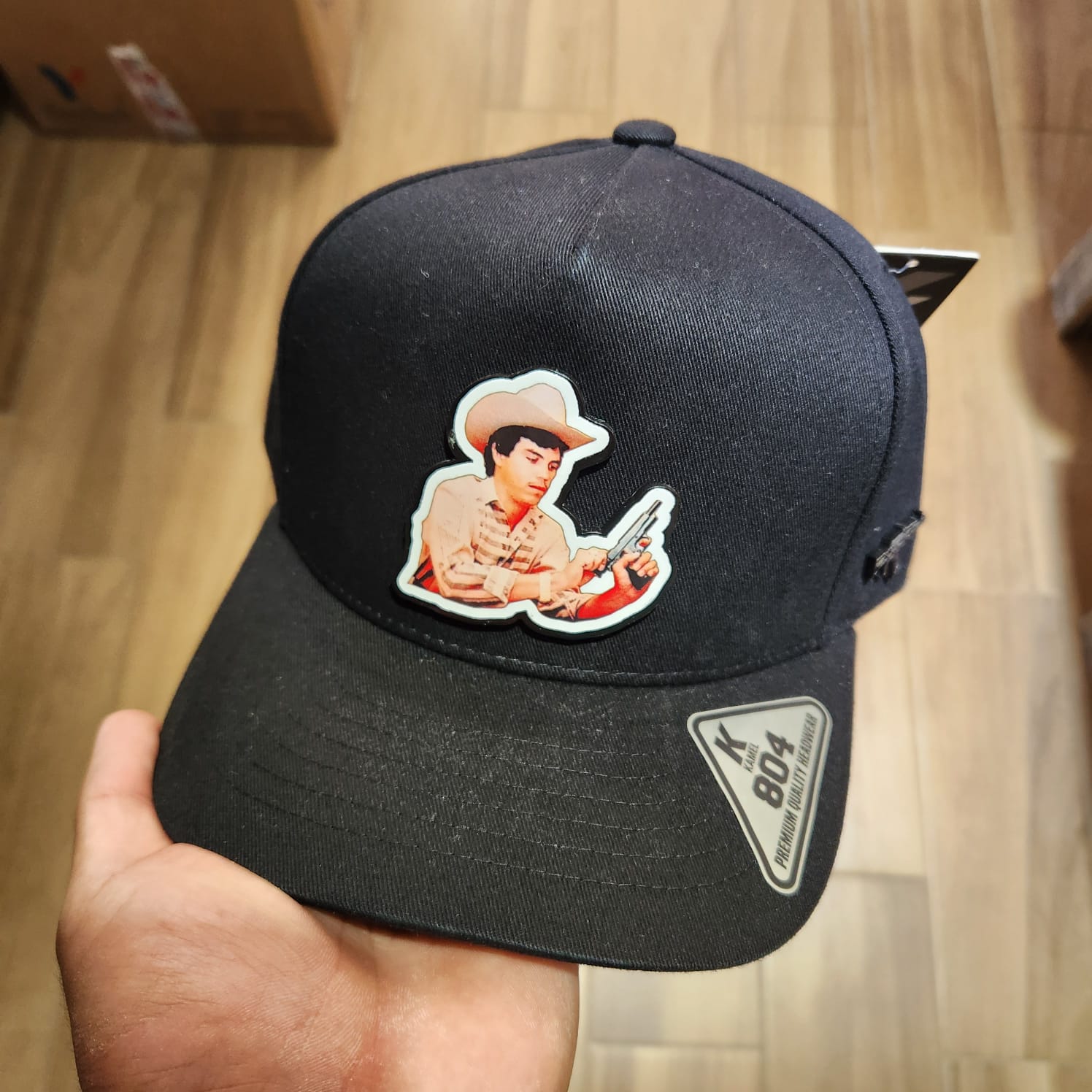 CHALINO COLOR GORRA NEGRA PLACA KAMEL