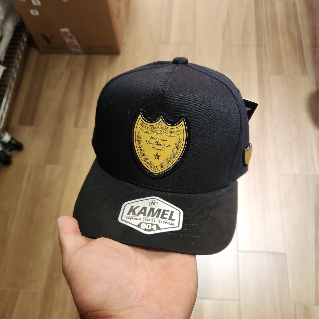 DON PERIGNON LOGO GORRA NEGRA VICERA GAMUZA PLACA KAMEL
