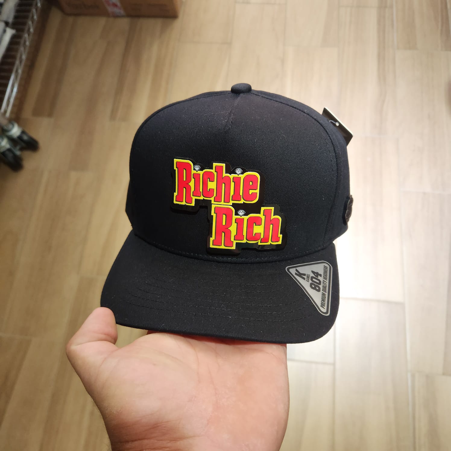 RICHIE RICH GORRA NEGRA PLACA KAMEL