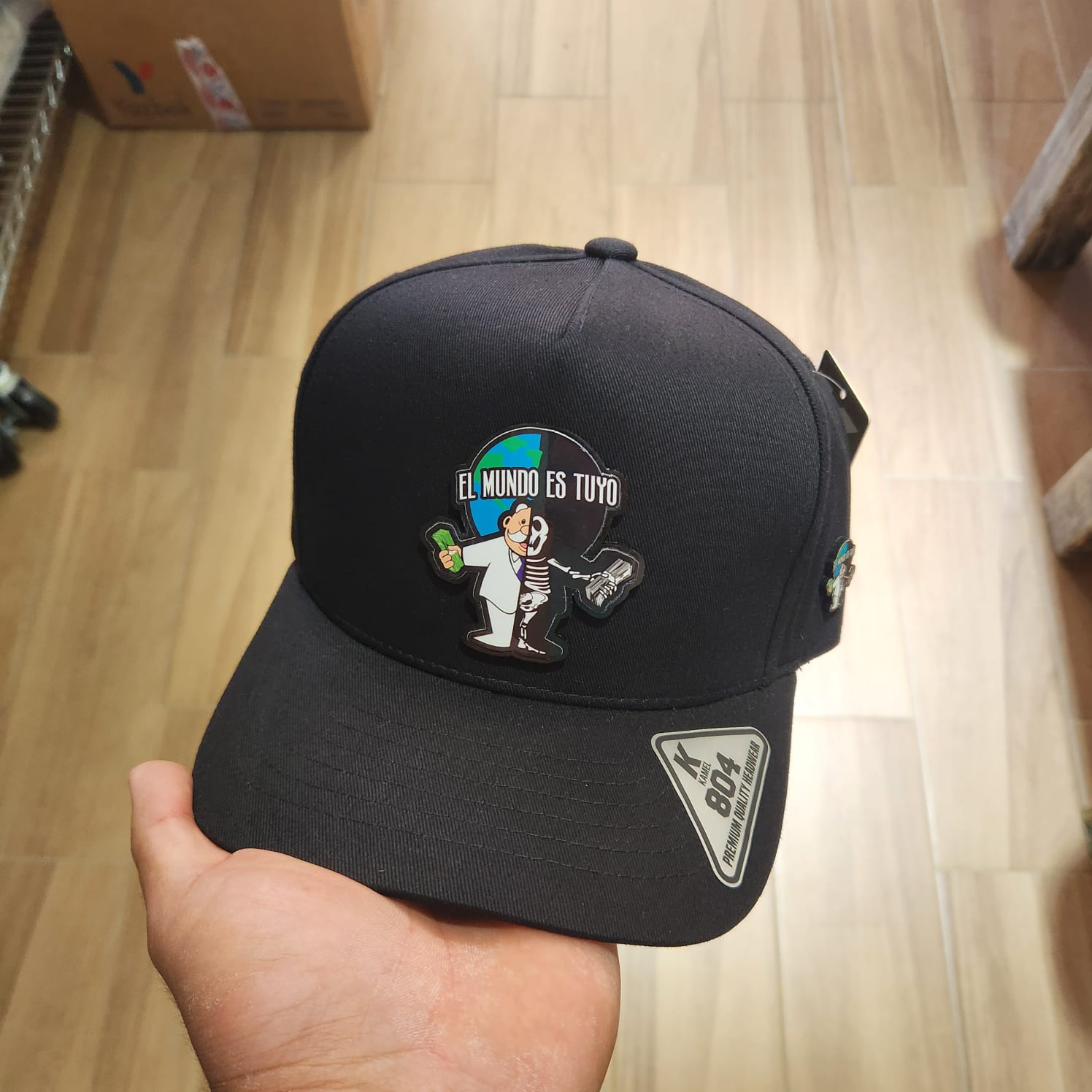 EL MUNDO ES TUYO SIMI GORRA NEGRA PLACA KAMEL