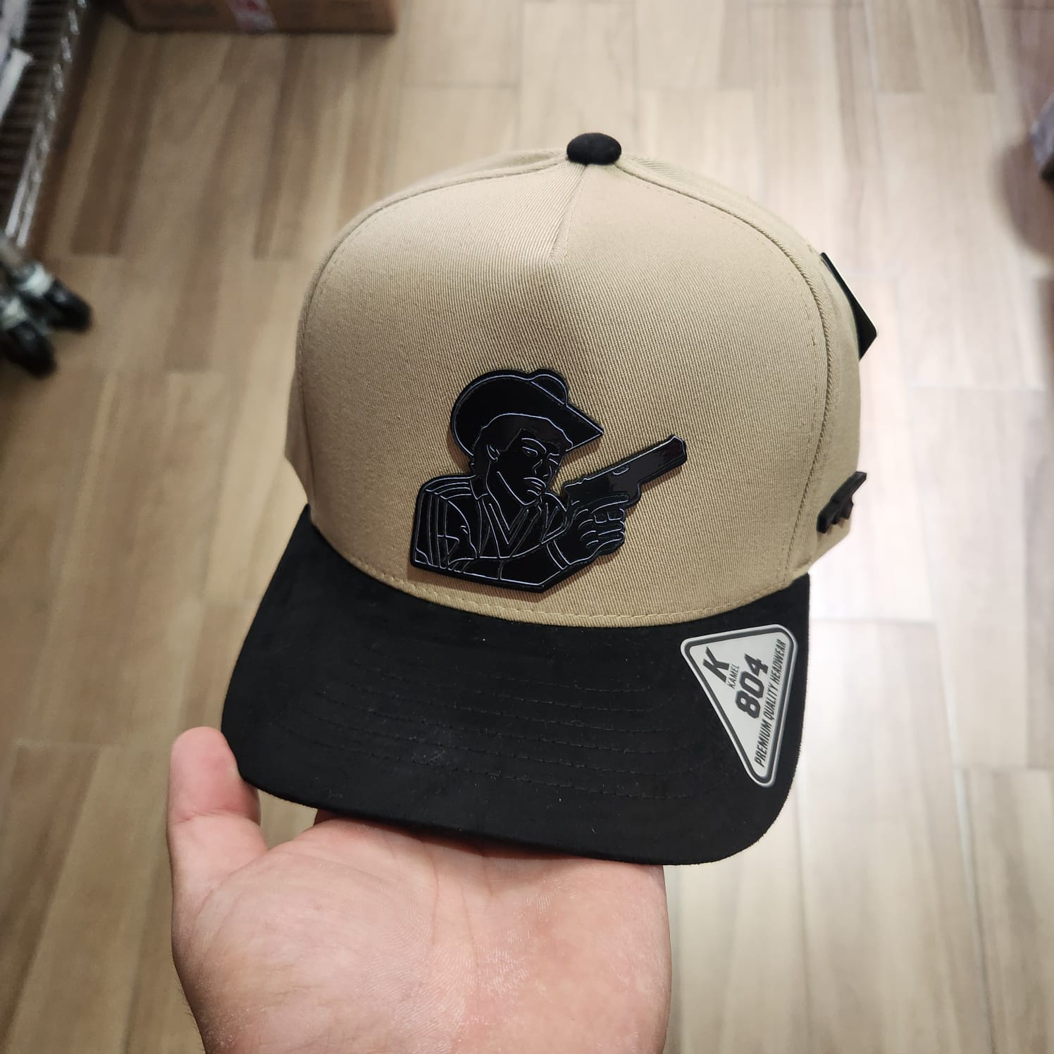 DON CHALINO ENFUSCADO GORRA CAFE VICERA GAMUZA NEGRA PLACA KAMEL