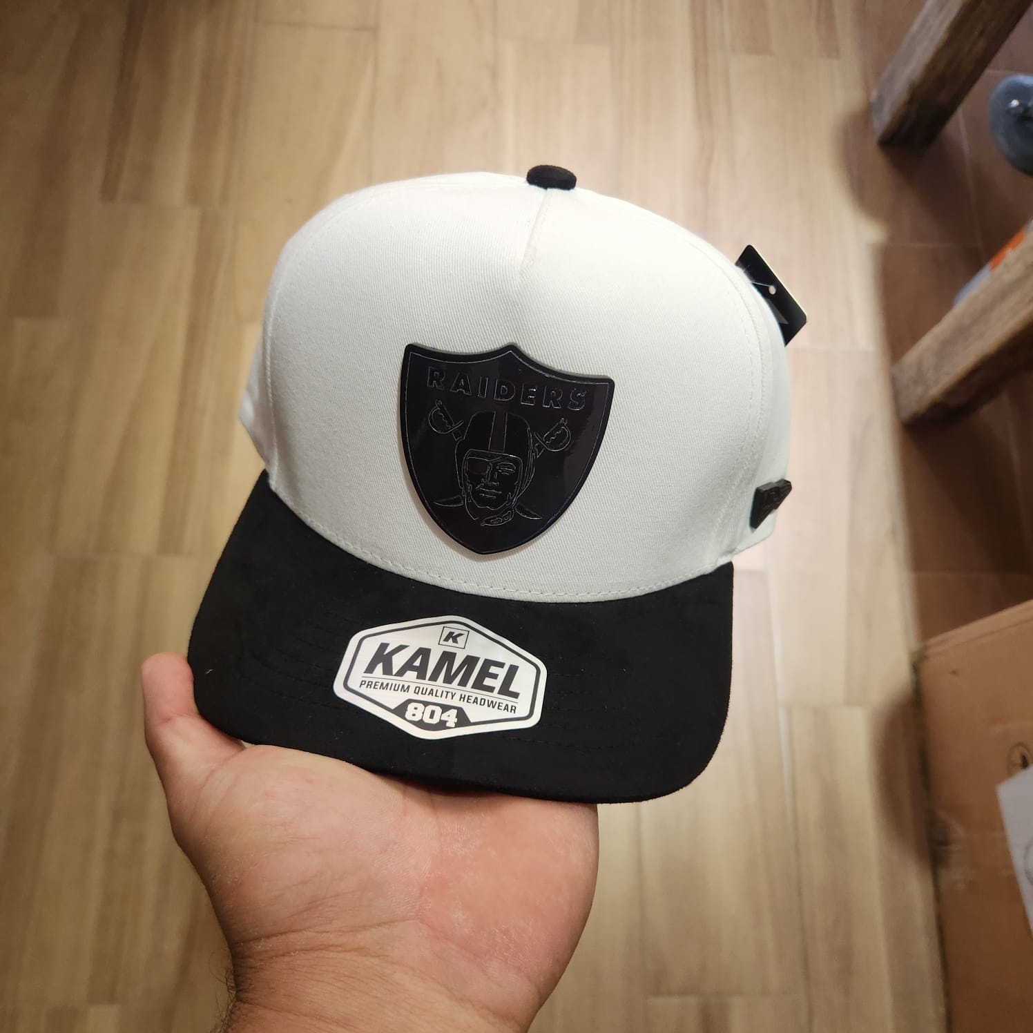 VEGAS RAIDERS GORRA BLANCA VICERA NEGRA GAMUZA PLACA KAMEL