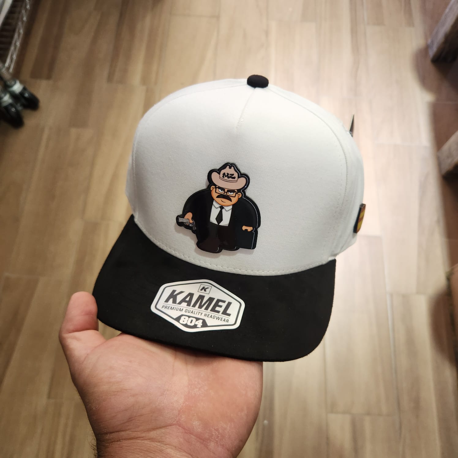 EL BARRIGON MZ PLACA GORRA BLANCA KAMEL