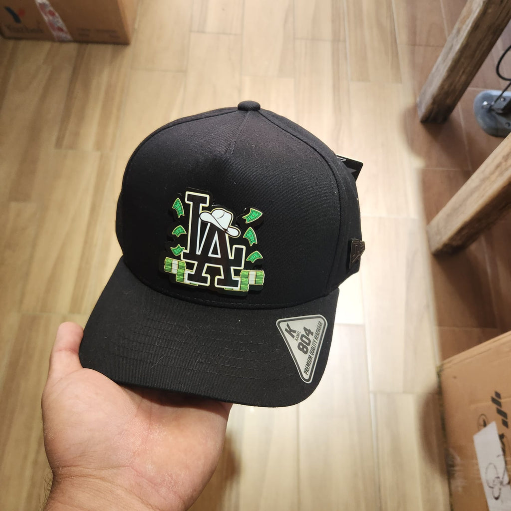 LA SOMBRERO Y DINERO GORRA NEGRA PLACA KAMEL