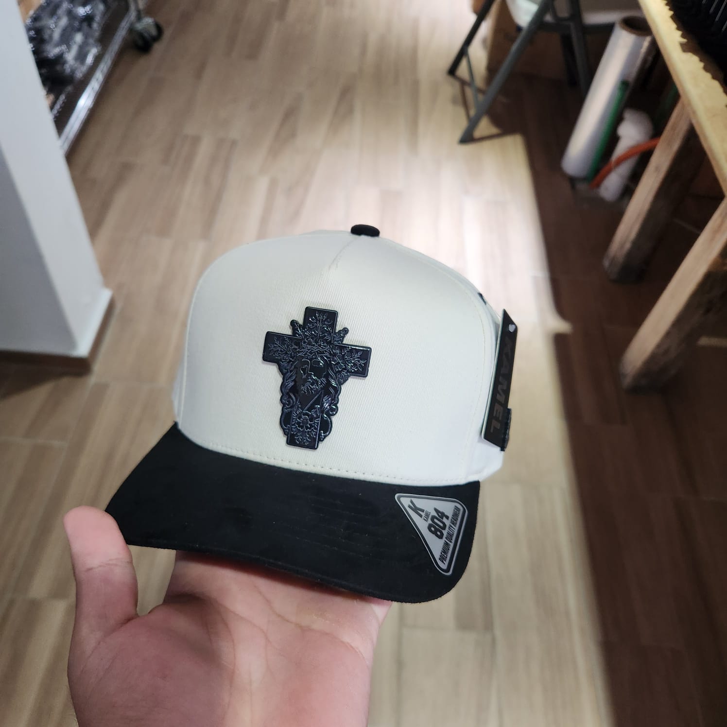 ROSTRO CRISTO Y CRUS GORRA NEGRA VICERA GAMUZA NEGRA PLACA KAMEL