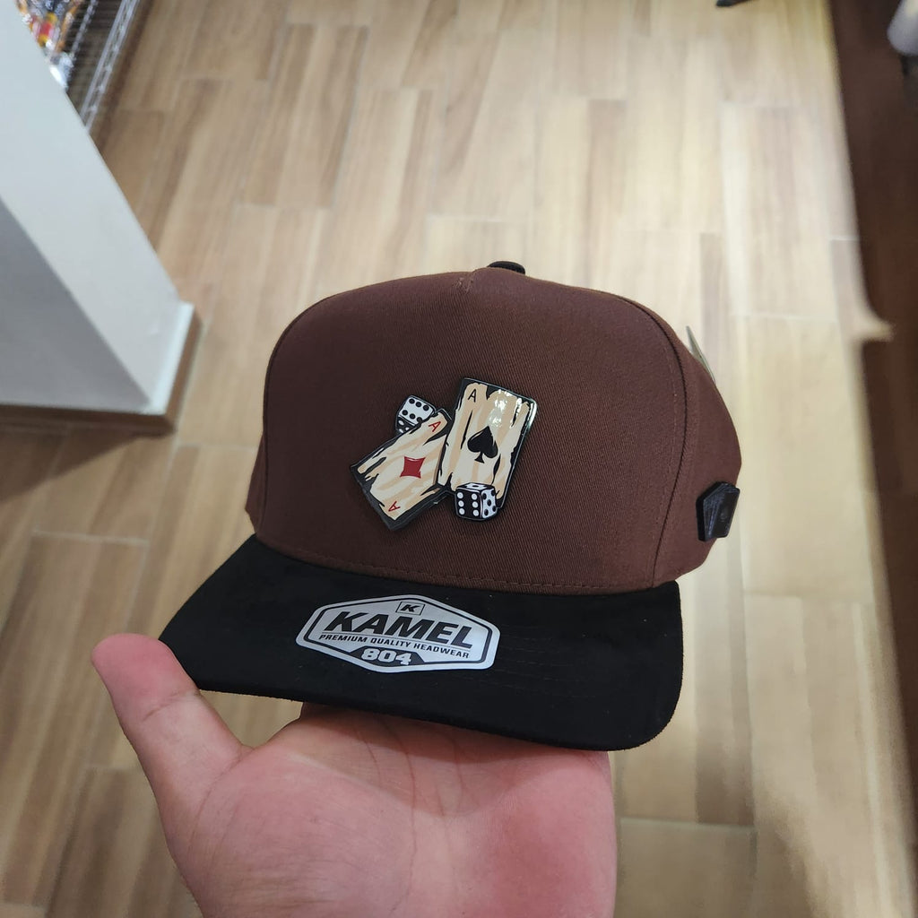 DADO Y CARTA VIEJAS GORRA CAFE VICERA GAMUZA NEGRA PLACA KAMEL
