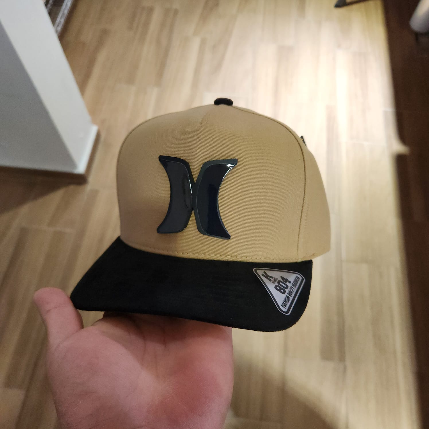 HURLEY GORRA MOCASSIN VICERA GAMUZA NEGRA PLACA KAMEL